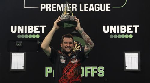 Jonny Clayton mit dem Pokal der Premier League
