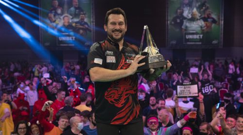 Jonny Clayton mit dem Pokal der Premier League Darts