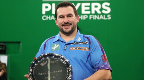 Jonny Clayton mit dem Pokal für den Zweitplatzierten bei den Players Championship Finals
