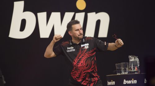 Jonny Clayton vor dem Logo des Grand Slam-Sponsors bwin