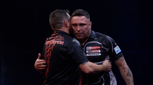 Jonny Clayton umarmt Gerwyn Price
