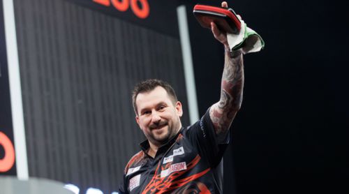 Jonny Clayton freut sich über seinen vierten Tagessieg