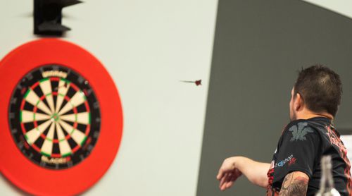 Jonny Clayton wirft Darts im Ally Pally