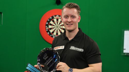 Josh Payne mit der Trophäe für den Junioren Darts WM Vize-Weltmeister