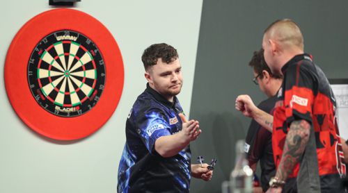 Josh Rock besiegt Nathan Aspinall