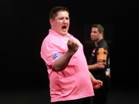 Keegan Brown wahrt durch seinen Sieg über Michel van der Horst seine Chance, in die nächste Runde einzuziehen