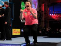 Keegan Brown zieht nach dem 10:7 Erfolg über Robert Thornton in die zweite Runde des World Matchplay ein