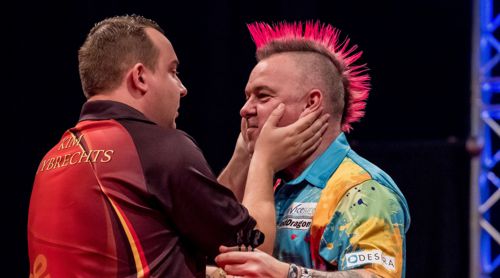 Kim Huybrechts und Peter Wright umarmen sich freundschaftlich