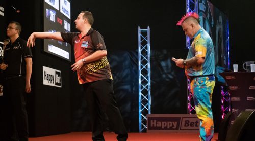 Kim Huybrechts und Peter Wright lieferten sich im Endspiel der International Darts Open Riesa einen Krimi