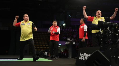 Team Belgien mit Kim Huybrechts und seinem älteren Bruder Ronny Huybrechts freut sich über den Halbfinaleinzug