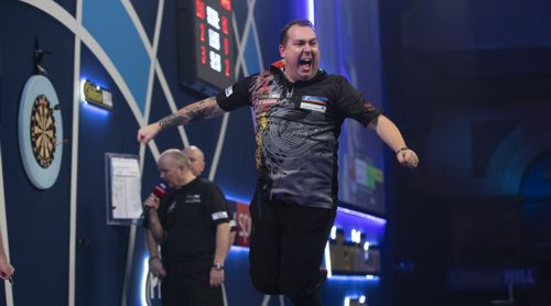 Kim Huybrechts springt vor Freude hoch