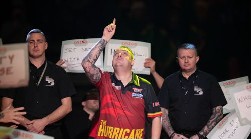 Kim Huybrechts zeigt zu seinem Vater in den Himmel