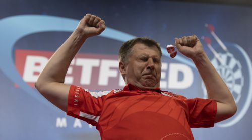 Krzysztof Ratajski flippt aus