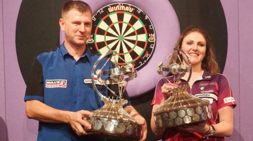 Krzysztof Ratajski und Lorraine Winstanley mit dem Pokal der World Masters