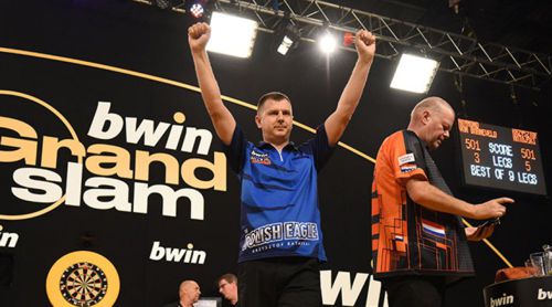 Krzysztof Ratajski besiegt Raymond van Barneveld