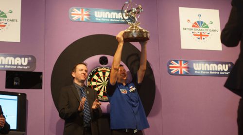 Krzysztof Ratajski mit dem Pokal der Winmau World Master