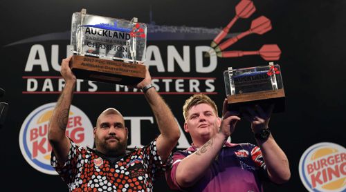 Kyle Anderson und Corey Cadby mit den Trophäen der Auckland Darts Masters