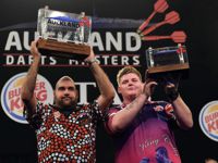 Kyle Anderson und Corey Cadby mit den Trophäen der Auckland Darts Masters
