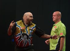 Kyle Anderson kann gut mit Michael van Gerwen mithalten, muss sich am Ende jedoch geschlagen geben Kyle Anderson kann gut mit Michael van Gerwen mithalten, muss sich am Ende jedoch geschlagen geben