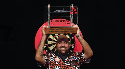 Kyle Anderson mit dem Pokal der Auckland Darts Masters
