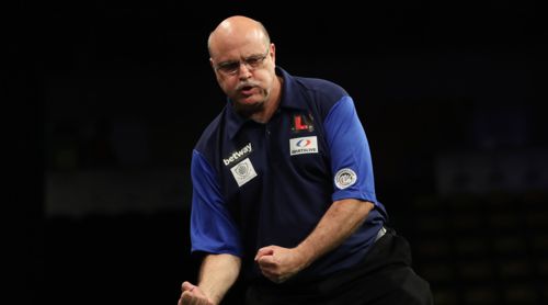 Larry Butler besiegt Raymond van Barneveld beim PDC World Cup