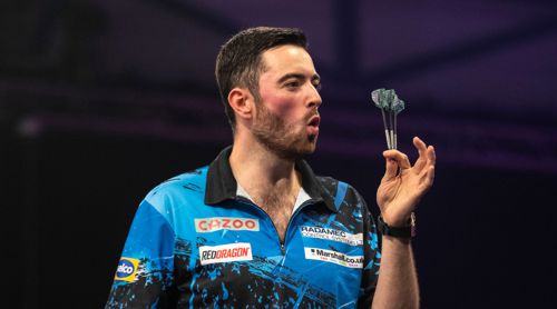 Luke Humphries zeigt seine Darts