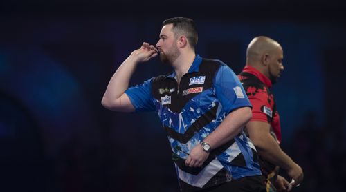 Luke Humphries schickt Devon Petersen nach Hause