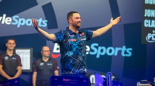 Luke Humphries ist weiterhin auf Kurs Titelverteidigung
