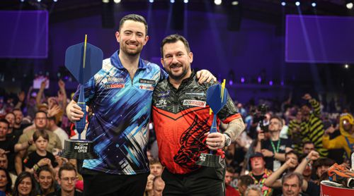 Luke Humphries und Jonny Clayton mit den Pokalen