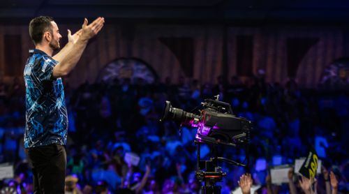 Luke Humphries alleine mit den Fans und der TV-Kamera