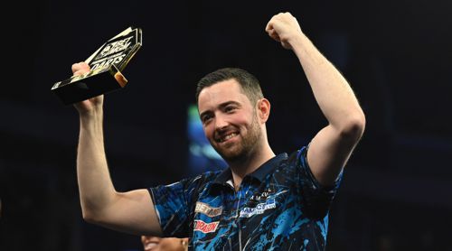 Luke Humphries mit dem Pokal für das Mini-Turnier