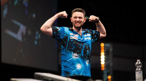 Luke Humphries lässt die Muskeln spielen