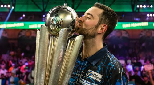 Luke Humphries mit dem 23 Kilo schweren Weltmeisterpokal