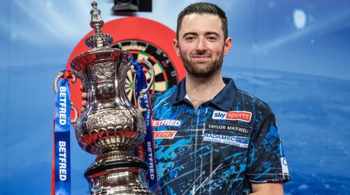 Luke Humphries mit dem Siegerpokal des World Matchplay