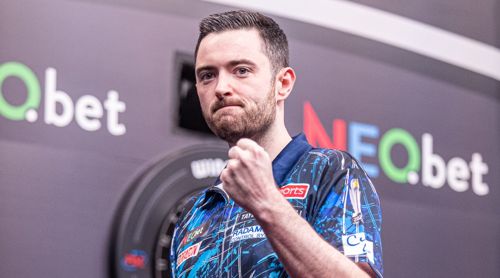 Luke Humphries vor dem Schild von Sponsor neo.bet
