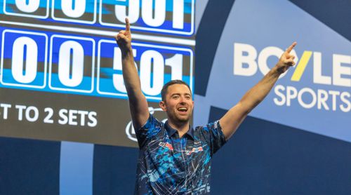 Luke Humphries zieht in die zweite Runde des World Grand Prix 2025 ein