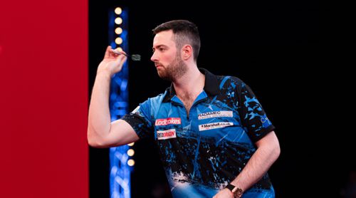 Luke Humphries beim Zielen auf das Dartboard