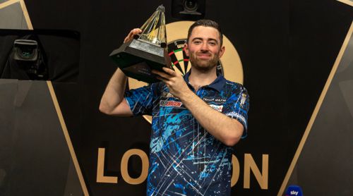 Luke Humphries mit dem Pokal der Premier League Darts 2025