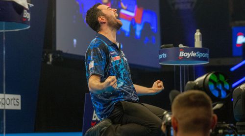 Luke Humphries kniet nieder