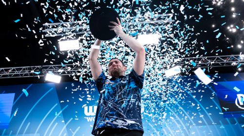 Luke Humphries mit Pokal im Konfettiregen