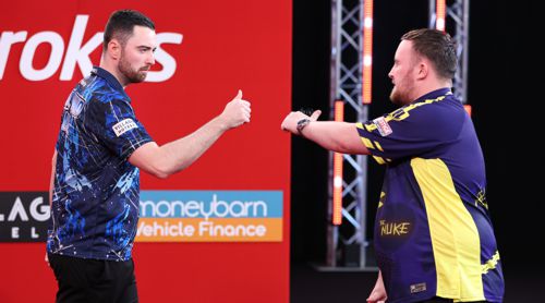 Ein Luke wird den Siegerpokal in die Höhe stemmen
