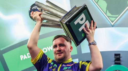 Luke Litller mit dem 23 Kilo schweren Weltmeisterpokal