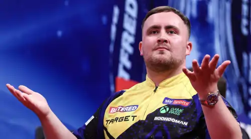 Luke Littler mit neuem Dartshirt