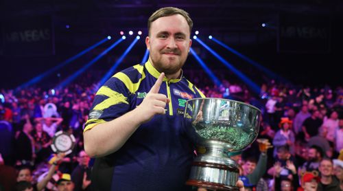 Luke Littler nimmt seinen zweiten Eric Bristow-Pokal mit nach Hause