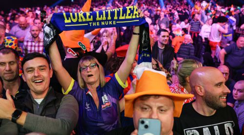 Luke Littler Fan mit Schal