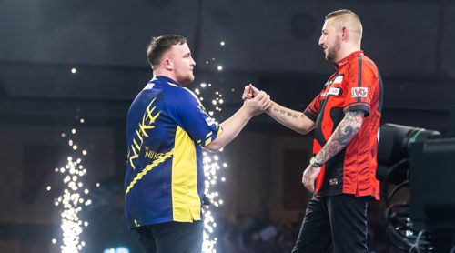 Luke Littler und Nathan Aspinall mit Feuerwerk