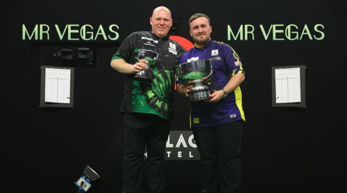Luke Littler und Martin Lukeman mit Pokal