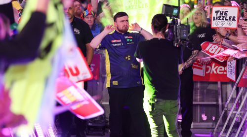 Luke Littler hört auf die Fans