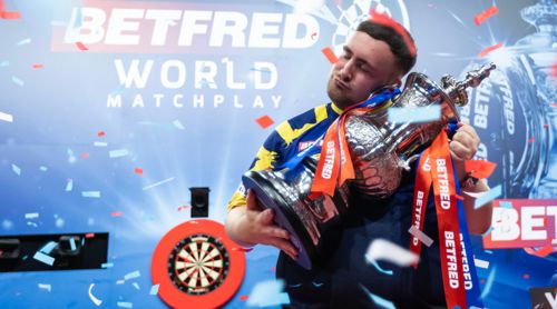 Luke Littler liebt die Phil Taylor-Trophy