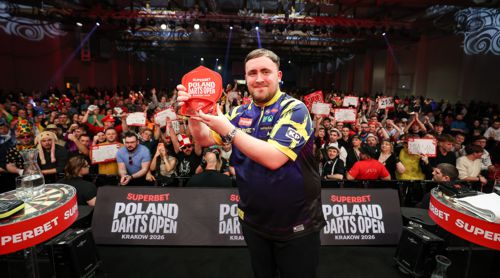Luke Littler mit dem Pokal der Poland Darts Open